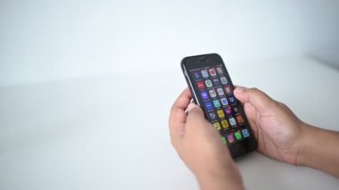Kuala Lumpur, Malezya - 20 Nisan 2020: Foodpanda gezen genç kız, kullanıcıların yerel restoranlardan seçim yapmalarına ve cep telefonu ile sipariş vermelerine olanak sağlayan bir Alman mobil gıda dağıtım pazarıdır.