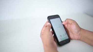 Kuala Lumpur, Malezya - 20 Nisan 2020: Bağlı kalmak ve favori uygulamaları taramak için akıllı telefonlu modern yaşam tarzı. Grand Foods ile yolculuğunuzu kolaylaştırın. Apps 'tan yemek siparişi verin..