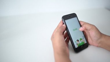 Kuala Lumpur, Malezya - 20 Nisan 2020: Bağlı kalmak ve favori uygulamaları taramak için akıllı telefonlu modern yaşam tarzı. GRABCAR ile yolculuğunuzu kolaylaştırın. Şoför ya da yolcu ol..