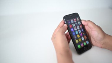 Kuala Lumpur, Malezya - 20 Nisan 2020: En sevdiği uygulamalar kullanılarak bağlı kalmak için akıllı telefonlu modern yaşam tarzı. AirAsia Apps ile kitap ve giriş uçuşu. 4k çözünürlükte çekiliyor.
