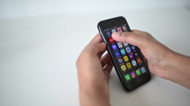 Kuala Lumpur, Malezya - 20 Nisan 2020: En sevdiği uygulamalar kullanılarak bağlı kalmak için akıllı telefonlu modern yaşam tarzı. AirAsia Apps ile kitap ve giriş uçuşu. 4k çözünürlükte çekiliyor.