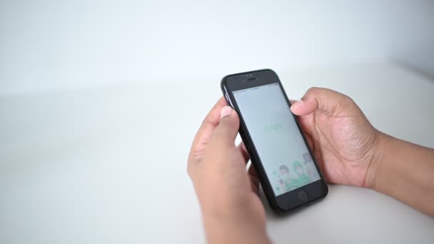 马来西亚吉隆坡 2020年4月20日 现代生活方式与智能手机保持联系和浏览喜爱的应用程序 用Grabfood方便你的旅行 从Apps订购食物 — 图库视频影像