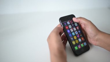 Kuala Lumpur, Malezya - 20 Nisan 2020: Akıllı telefonu ve youtube 'u olan genç kadın ekranda. YouTube akıllı telefonunuzdaki popüler ağı tarıyor. 4k çözünürlükte çekiliyor.