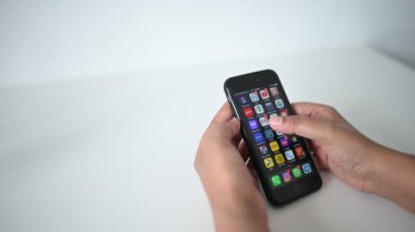 Kuala Lumpur, Malezya - 20 Nisan 2020: Mobil 'de Waze Uygulamasını kullanarak Kuala Lumpur, Malezya' da arama yapmak için bir kız eli 4k çözünürlükte vuruldu.