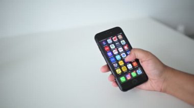 Kuala Lumpur, Malezya - 20 Nisan 2020: Bir kız LAZADA 'daki ürünlere online bakmaktadır. Smartphone online alışveriş, 4k çözünürlükte çekim.