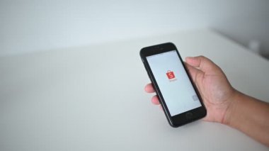 Kuala Lumpur, Malezya - 20 Nisan 2020: Bir kız bakkal dükkanındaki mallara bakar. Smartphone online alışveriş, 4k çözünürlükte çekim.
