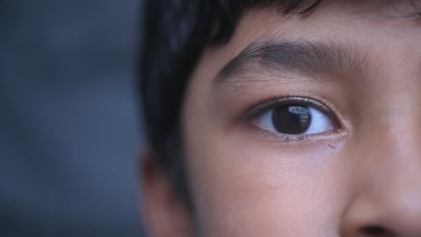 Asyalı Bir Erkeğin Gözünü Kapat Siyah Arka Planda Kameraya Bakan — Stok video