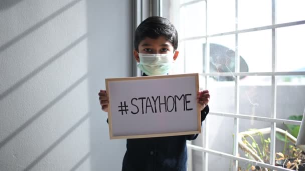 家にいます コロナウイルスCovid 19感染症 マスクを身に着けているアジアの少年は 図面を表示します Stayhome 病気やほこりを防ぐために 午後5時 自宅の検疫コロナウイルスパンデミック予防に滞在 — ストック動画