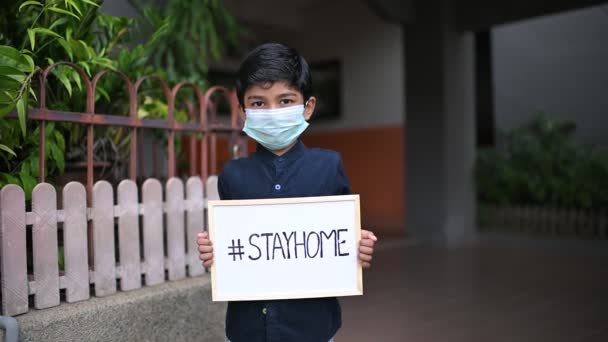 Zůstaňte Doma Coronavirus Covid Infikován Asian Boy Noaring Masky Ukázat — Stock video