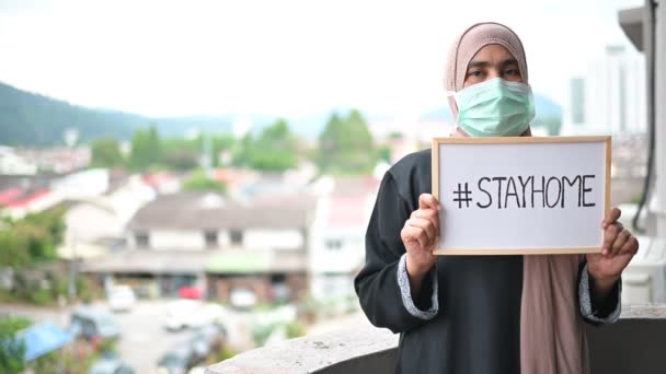 Junge Schöne Muslimische Frau Medizinischer Maske Schaut Die Kamera Und — Stockvideo