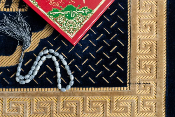 Müslüman kutsal Kur 'an ve tespih ya da tasbih ile seccade ya da sejadah
