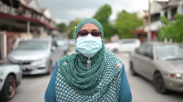 Jovem Mulher Muçulmana Bonita Máscara Médica Jardim Cuidados Saúde Médico — Vídeo de Stock