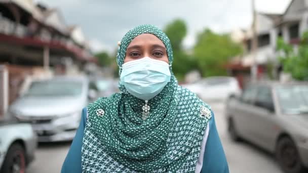 Young Beautiful Muslim Woman Medical Mask Garden Health Care Medical — Stock Video