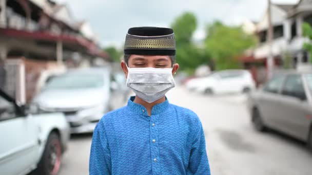 Menino Muçulmano Asiático Vestindo Traje Tradicional Máscaras Olhando Para Câmera — Vídeo de Stock