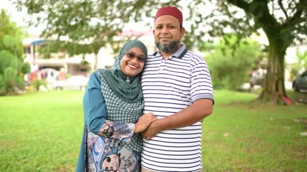 Glad Romantisk Asiatisk Muslimsk Par Leende Och Tittar Kameran Medan — Stockvideo