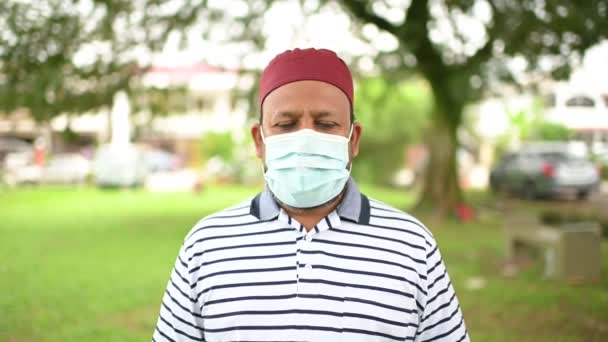 Ein Asiatischer Muslimischer Mann Trägt Eine Gesichtsmaske Mit Muslimischer Gebetsmütze — Stockvideo