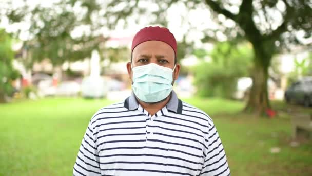 Ένας Ασιάτης Μουσουλμάνος Που Φοράει Μάσκα Προσώπου Μουσουλμανικό Καπ Προσευχής — Αρχείο Βίντεο