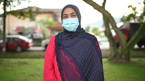 Jovem Mulher Muçulmana Bonita Máscara Médica Jardim Cuidados Saúde Médico — Vídeo de Stock