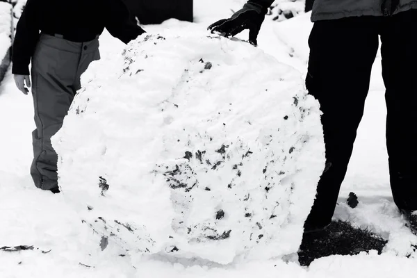 Rollen eines großen Schneeballs — Stockfoto