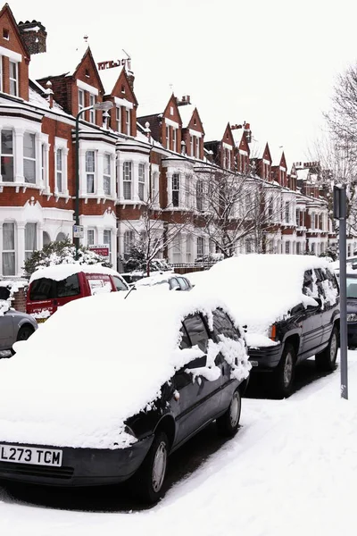 En tung snö falla som täcker bilar — Stockfoto