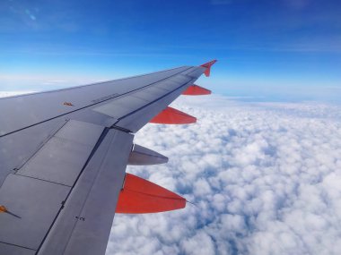 Easyjet uçak bulutların üzerinde uçan