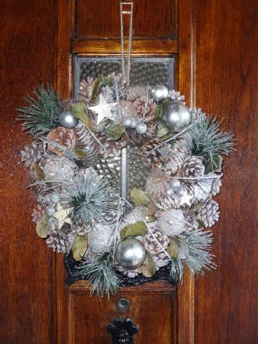 Tahta kapıya asılı Noel çelengi