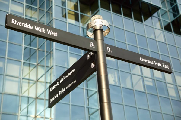 London Street Signpost Sendero del Támesis Riverside Walk — Foto de Stock