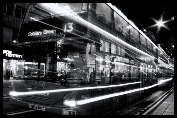 Londýn dvoupatrový autobus světelné stopy černé & bílá — Stock fotografie