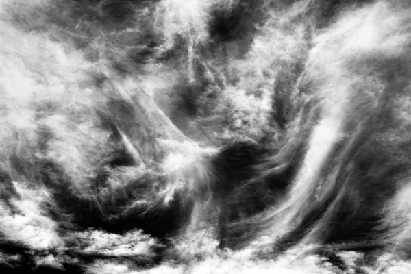 Чёрно-белые драматические перистые облака — стоковое фото