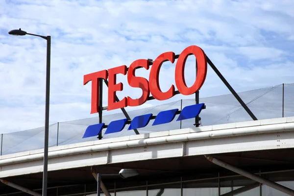 Signo publicitario logo Tesco — Foto de Stock