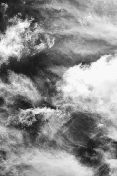Bakgrund av svartvita dramatiska monokrom Cirrus och Cumulus moln — Stockfoto