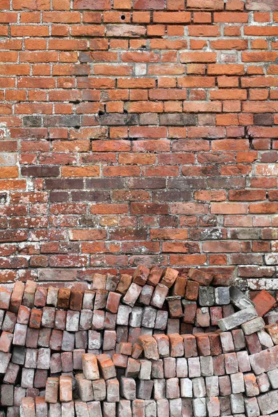 Vieux fond de mur de briques rouges avec pile de briques — Photo