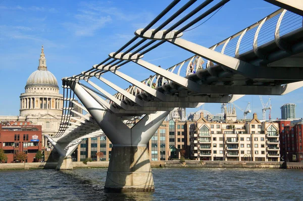 Londýnské Millennium Footbridge — Stock fotografie