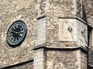 Cambridge, Birleşik Krallık, 31 Mayıs 2009: Antik güneş ve St Botolph's Parish Kilisesi yaklaşık 1350 inşa edilmiş ve gezginler azizi için adanmış şehir merkezinde saatinde