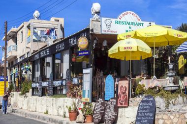 Paphos, Kıbrıs, 6 Mart 2013: St Paul's ayağı kıyı şehir merkezinin kalbinde öğle yemeği için açık Restoran