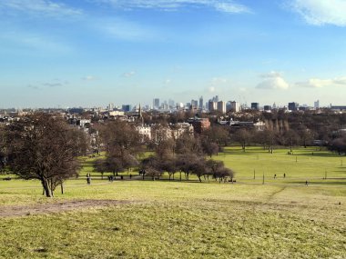 Londra, İngiltere, 17 Ocak 2010: Primrose Hill Regents Park, mimari ve finans bölgesine şehir merkezinin görünümünden