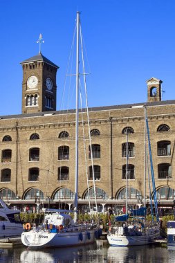 Londra, Birleşik Krallık, 9 Ocak 2011: Lüks Yatlar ve gemi yelken St Katherine limanına demirleyen Thames nehrinin venturing önce