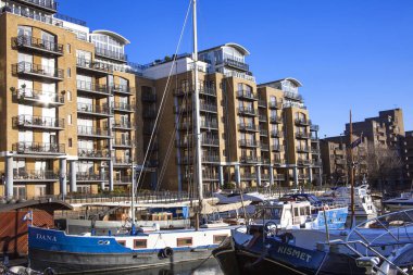 Londra, Birleşik Krallık, 9 Ocak 2011: Lüks Yatlar ve gemi yelken St Katherine limanına demirleyen Thames nehrinin venturing önce