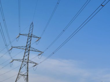 Elektrik güç kaynağı pilon mavi bir gökyüzü ve bulutlar arka plan ile