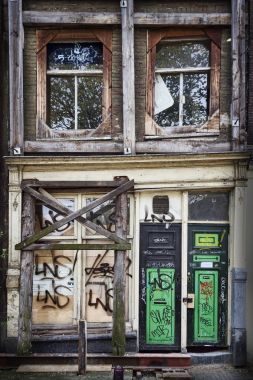 Eski sahipsiz canal house Amsterdam Hollanda şehir terk