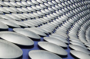 Birmingham, İngiltere, 2 Eylül 2010: ayrıntı şehir merkezinde Bullring alışveriş merkezi alışveriş merkezinde kaplama modern futuristik binada çatı