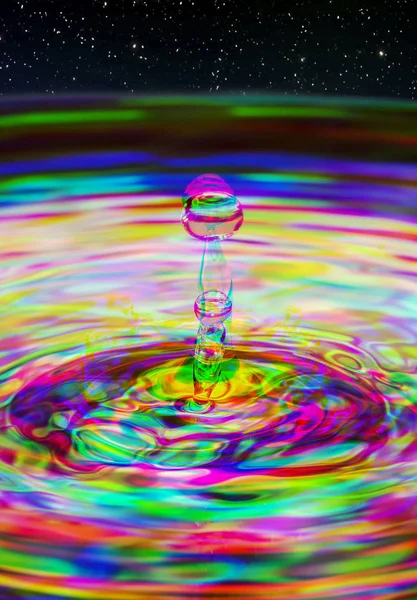 水ドロップ リップル スプラッシュ抽象的な複数色のハリス シャッターの効果 — ストック写真