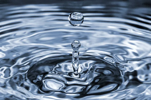 Gotas Água Com Respingo Ondulação Transparente Azul — Fotografia de Stock