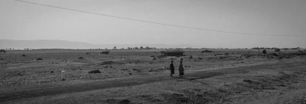 Duas Mulheres Maasai Caminhando Longo Estrada Amplo Planalto Leste Africano — Fotografia de Stock