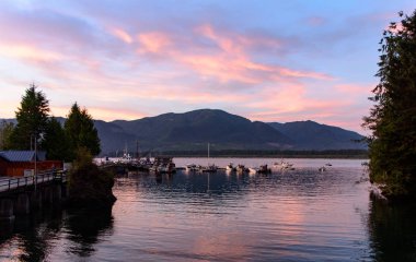 Vancouver Adası, Kuzey Amerika, Kanada, Britanya Kolombiya, Ağustos 2015 'te küçük bir balıkçı köyünün limanında gün batımı