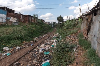 Nairobi, Kibera, Doğu Afrika, Ağustos 2017, Kuzey Kenya, Nairobi 'deki terk edilmiş tren rayları.