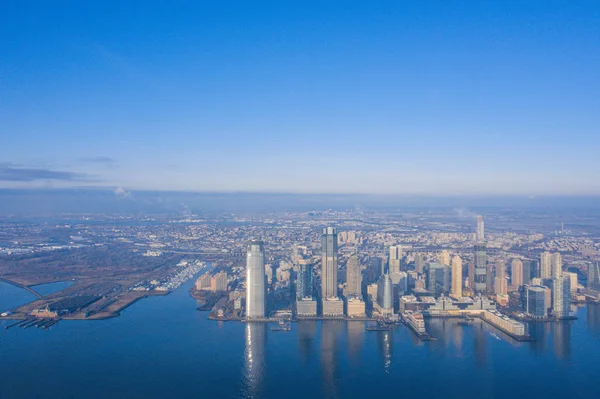 早朝にハドソン川とジャージーシティスカイライン 航空写真 — ストック写真