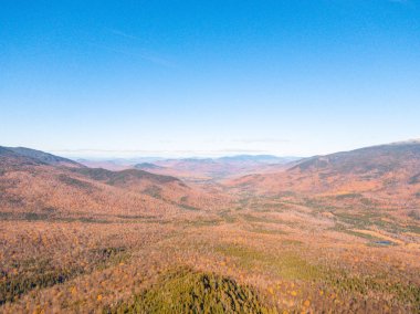 Sonbahar akçaağaçlarıyla New Hampshire 'daki White Mountain, hava fotoğrafçılığı.