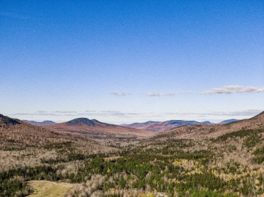 Sonbahar akçaağaçlarıyla New Hampshire 'daki White Mountain, hava fotoğrafçılığı.
