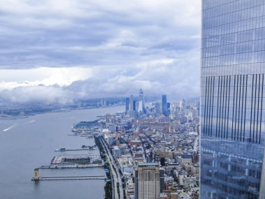 Bulutlu bir günde Hudson Nehri ile New York Dünya Ticaret Merkezi, hava fotoğrafçılığı